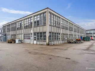 752 m² lager med port i Ballerup