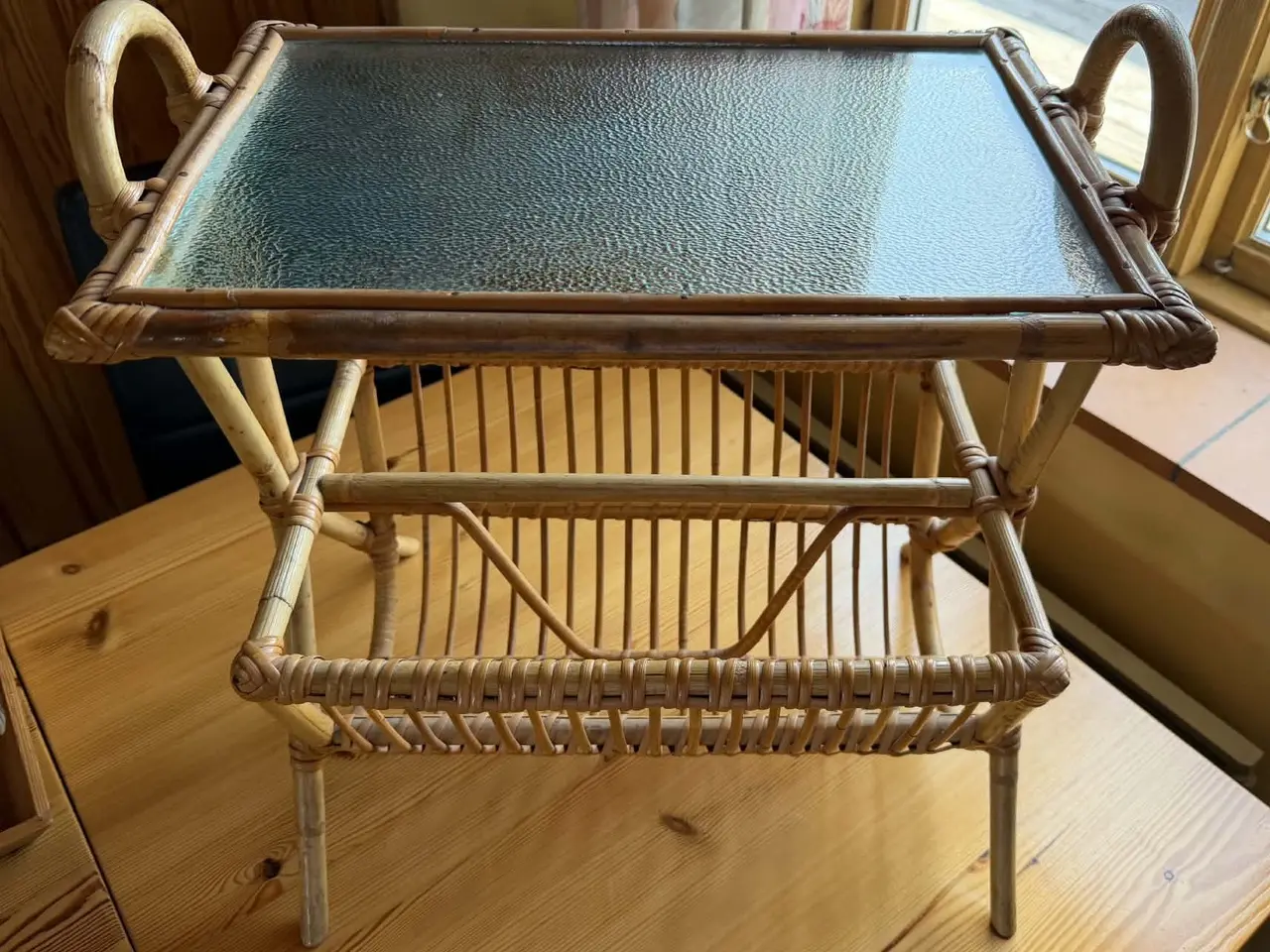 Billede 3 - Retro bambus sidebord m/magasinholder og glasplade