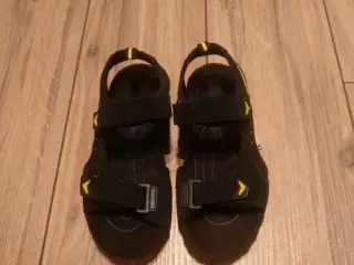 Sandaler, BASECAMP TECHNOLOGY.