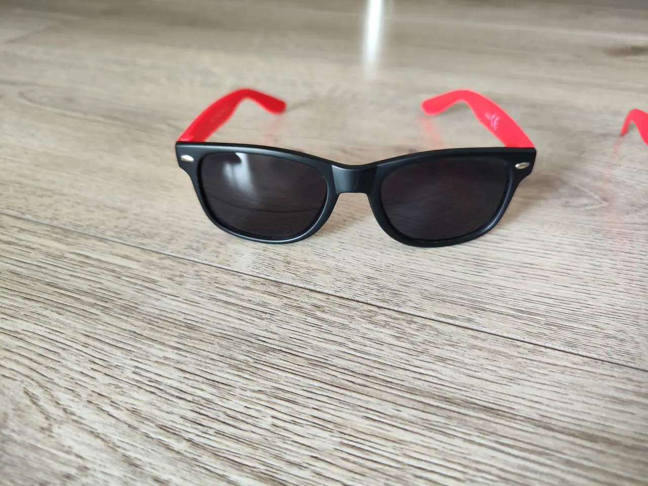 Billede 1 - Børne solbrille sort med røde stænger
