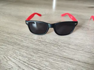 Børne solbrille sort med røde stænger