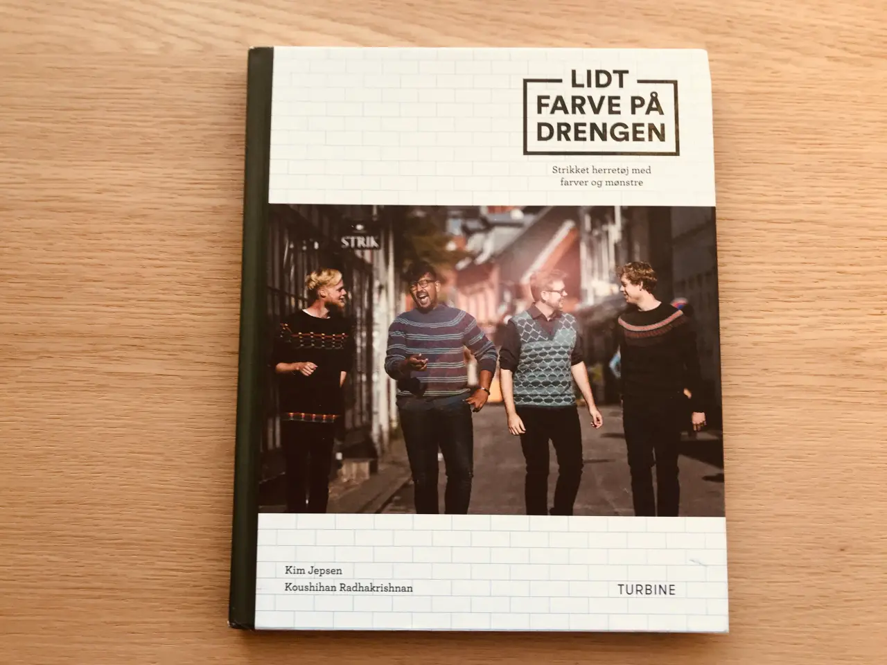 Billede 1 - Lidt Farve på Drengen - Strikket herretøj med farv