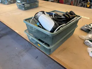 2 stk. Metalbakker L41,5, B30, H10 med maskiner, værktøj mm.