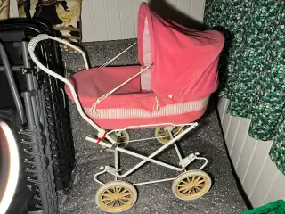 Lyserød dukkevogn. Zekiwa. Giv bud.