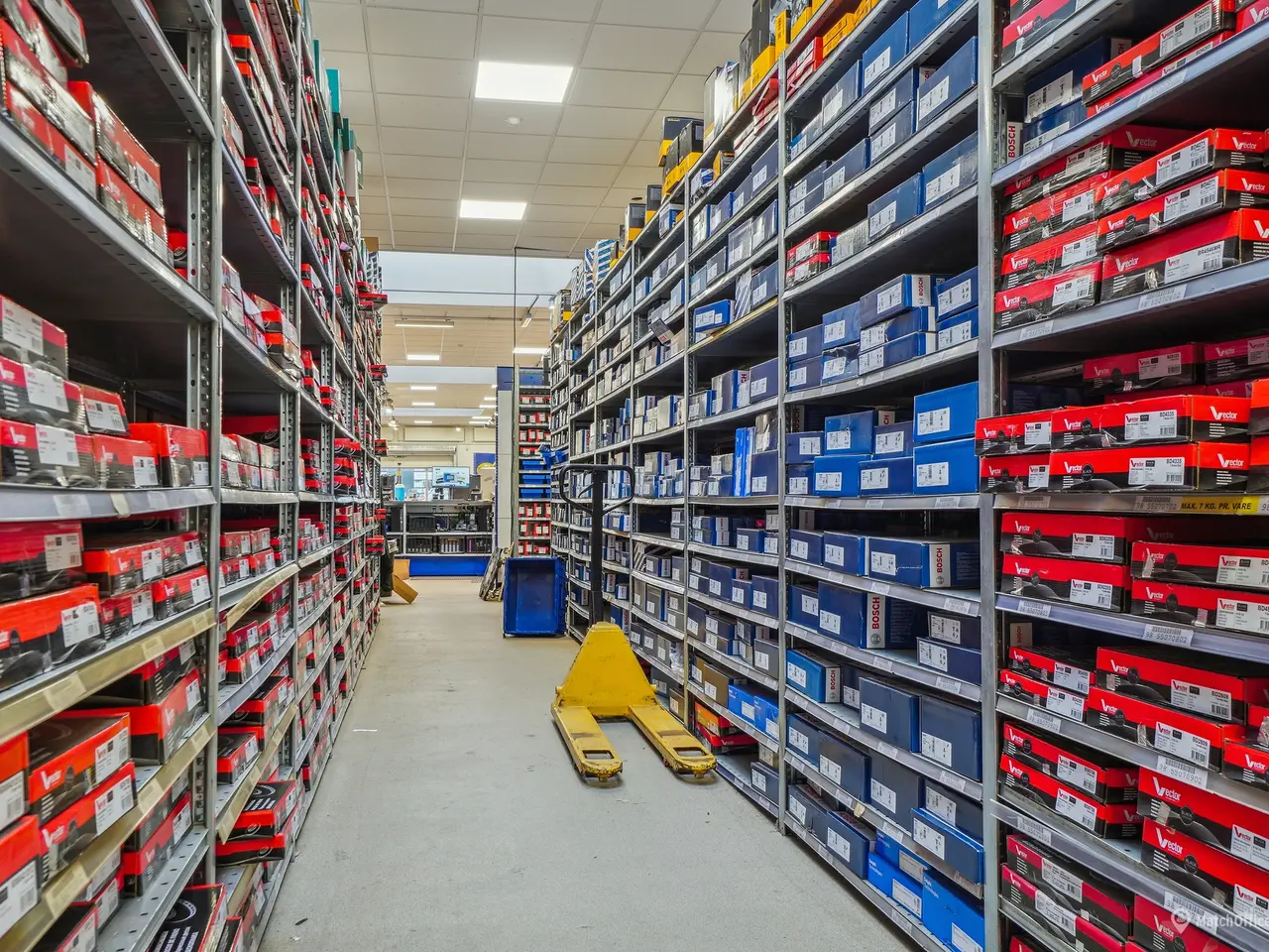 Billede 4 - Bedste placering med facade ud mod trafikeret rundkørsel