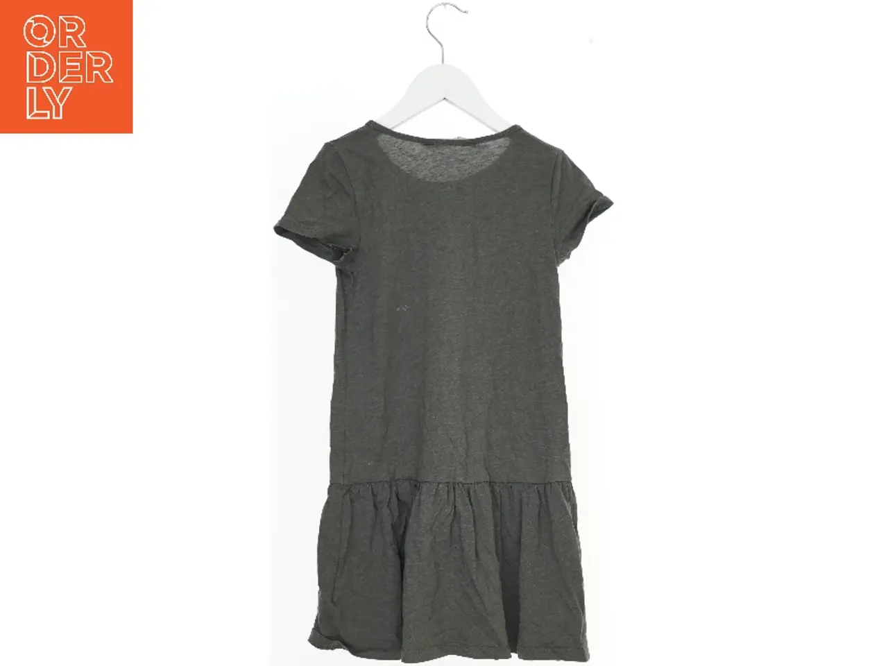 Billede 2 - Grå t-shirt kjole med print fra H&M (str. 128)