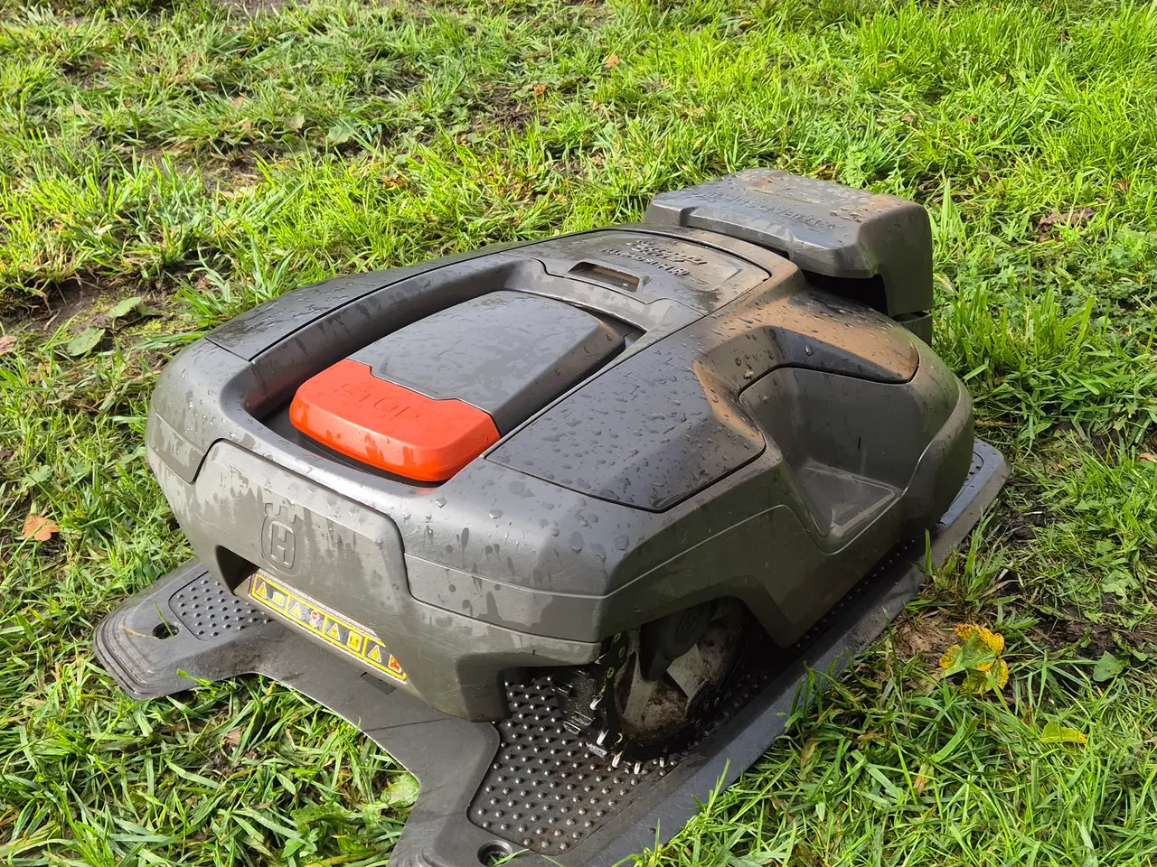 Billede 4 - Husqvarna Automower 315 – nyt batteri + ny hjulmot