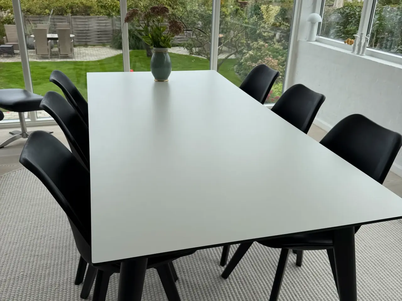 Billede 1 - Spisebord i hvid laminat