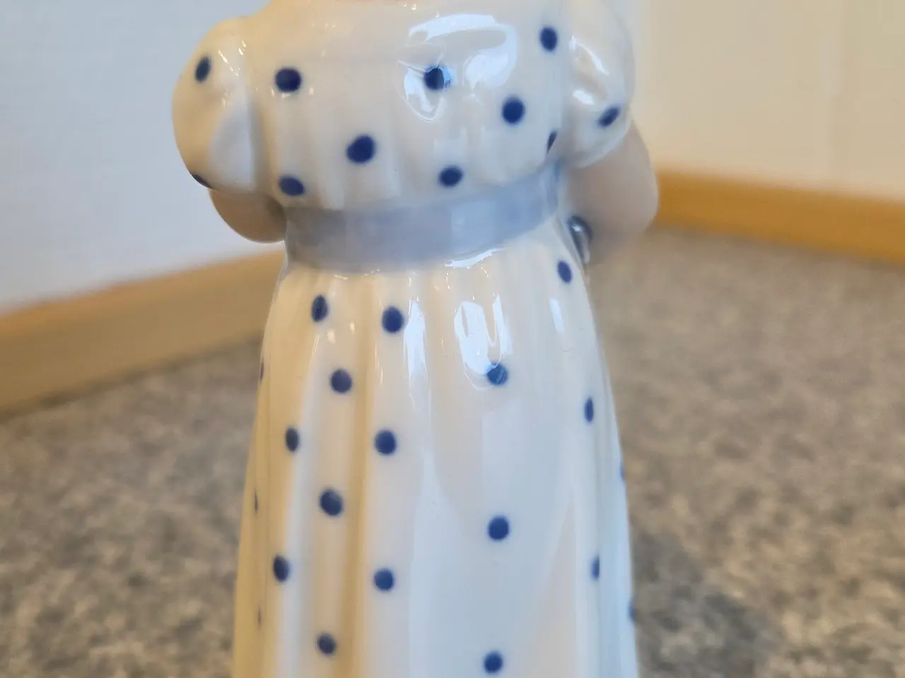 Billede 3 - Royal Copenhagen - Pige med dukke (3539)