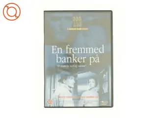 En fremmed banker på