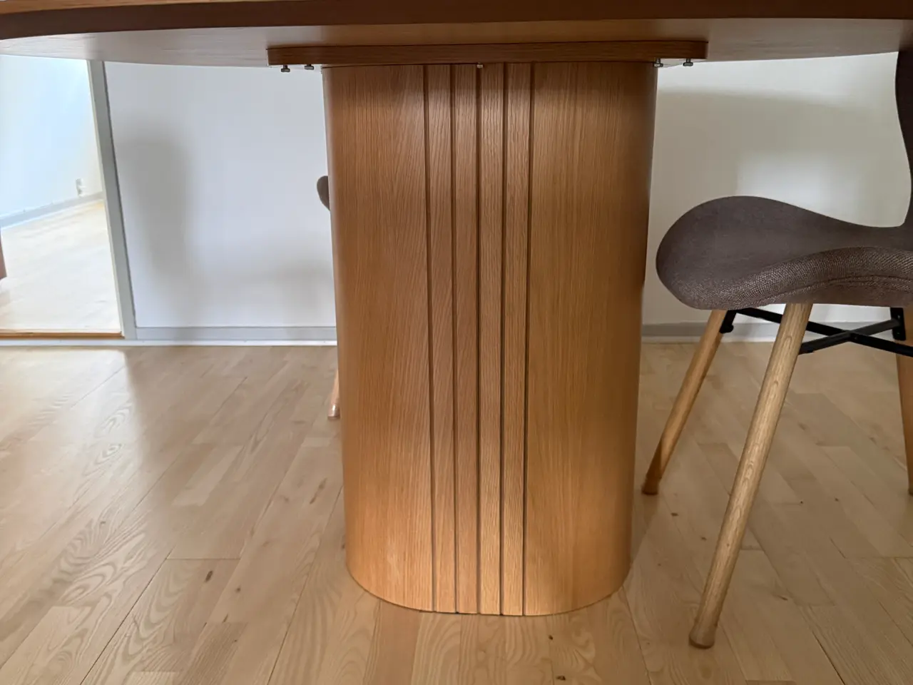 Billede 4 - Spisebord med 4 Ally spisebordsstole