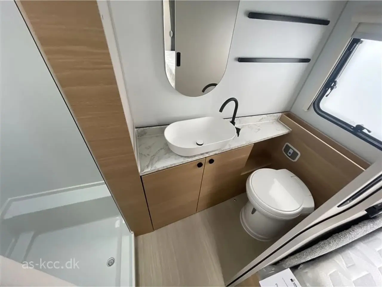 Billede 18 - 2026 - Adria Adora 572 UT   Adria Adora 572 UT Årg, 2026 4 sovepladser, 5 siddepladser, enkeltsenge og toilet og bad i bagenden