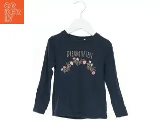Langærmet bluse med teksten 'Dream Often' fra Name It (str. 104)