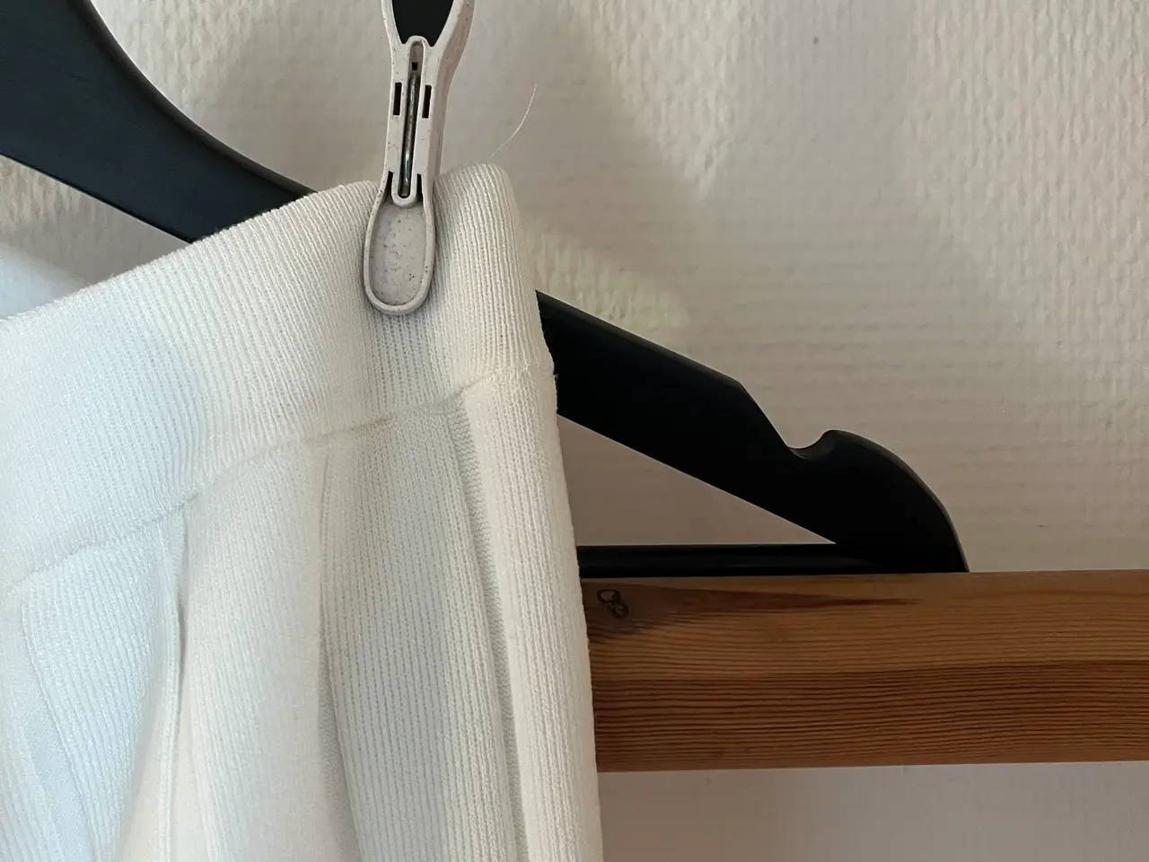 Billede 3 - h &m Hvide ribstrikkede bukser str 36