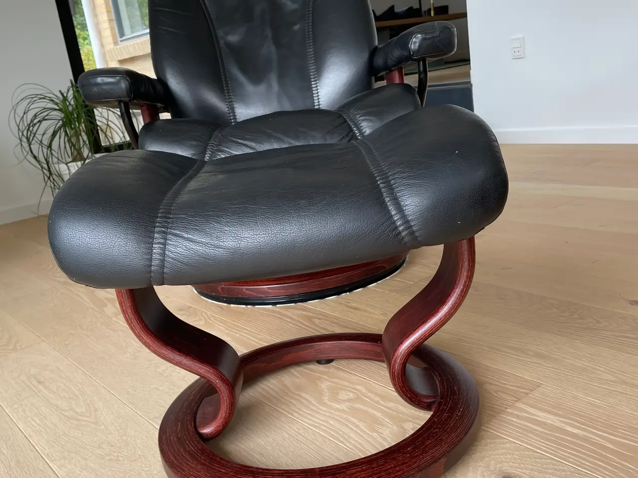 Billede 5 - Stressless Ekornes i blødt sort læder med skammel