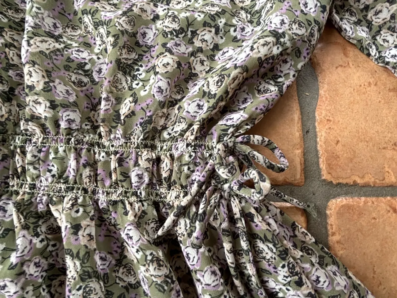 Billede 3 - H&M kjole i polyester, str 152, grøn små blomster