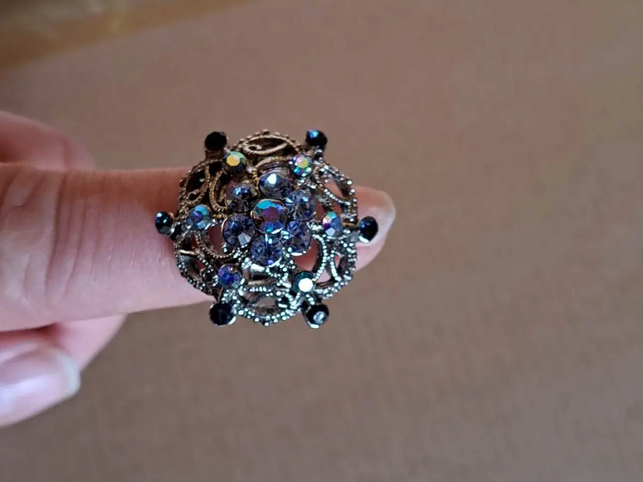 Billede 2 - Finger ring forgyldt med sten i den kan justeres n