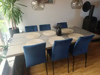 Spisebord i træ 