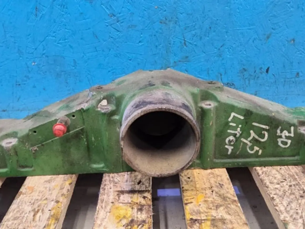 Billede 4 - John Deere 6125HZ001 Indsugningsmanifolddæksel R516998