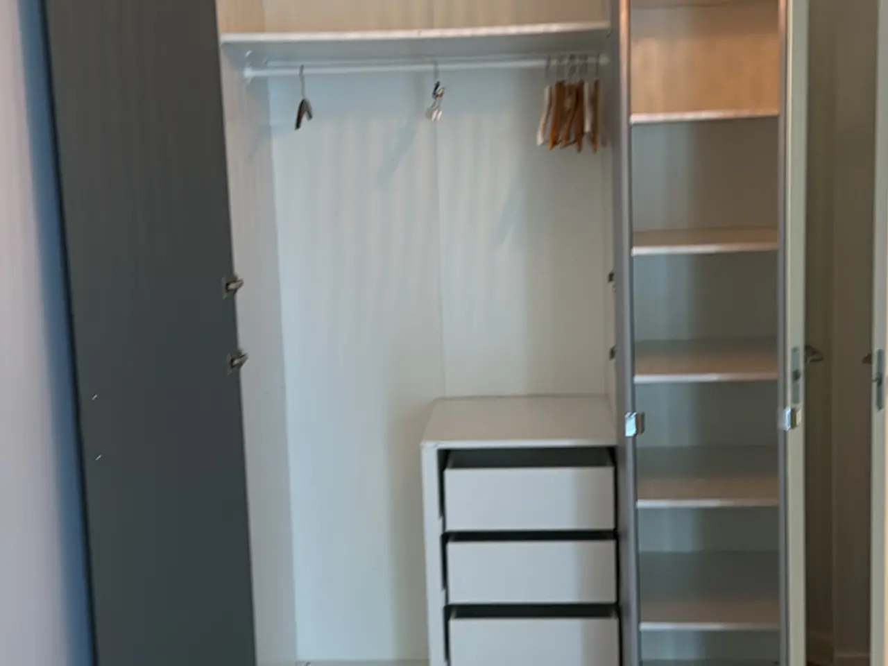 Billede 2 - Rummeligt skab sælges billigt i Cph