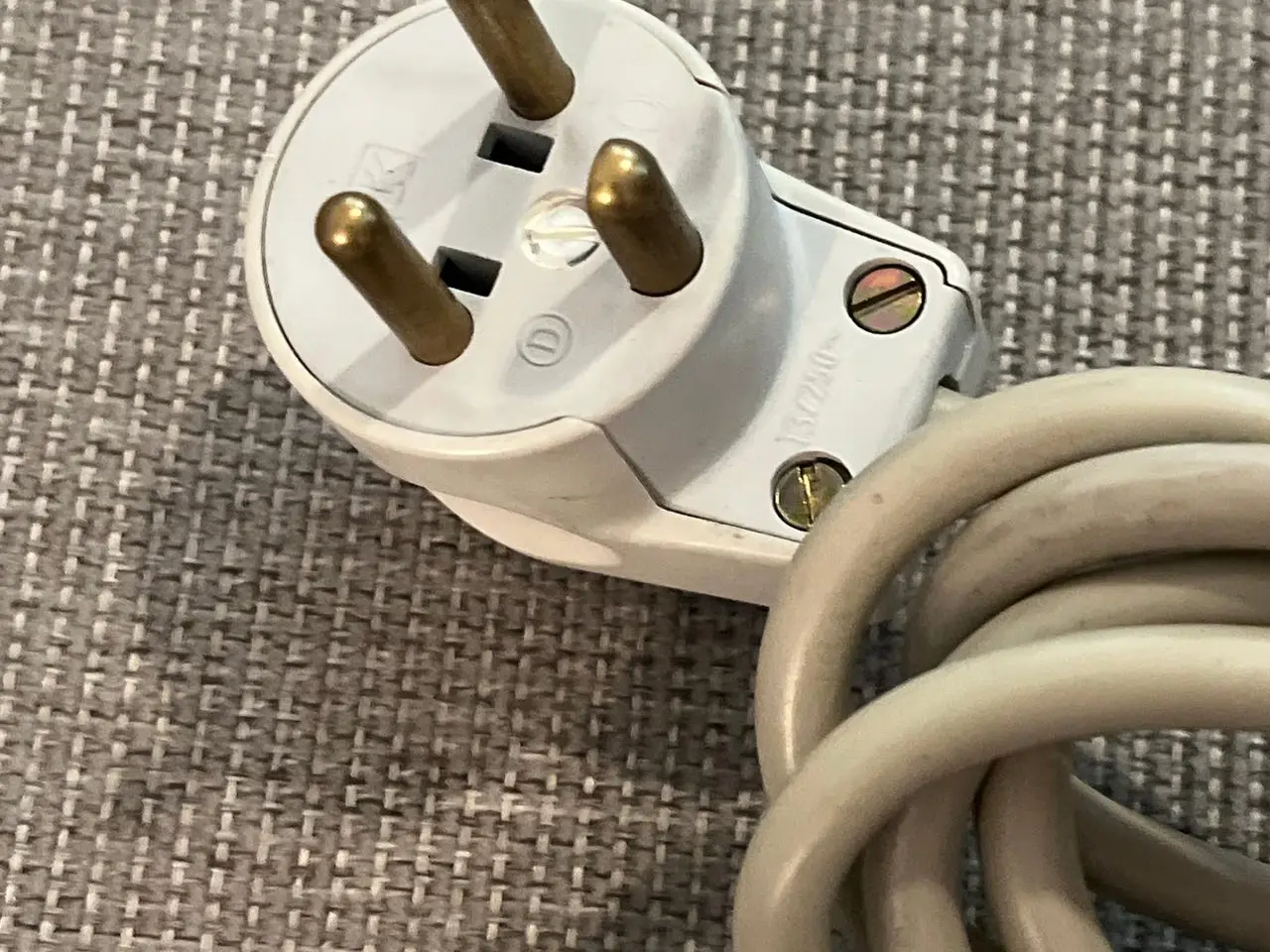 Billede 4 - Grå stikdåse med 5 udtag og afbryder