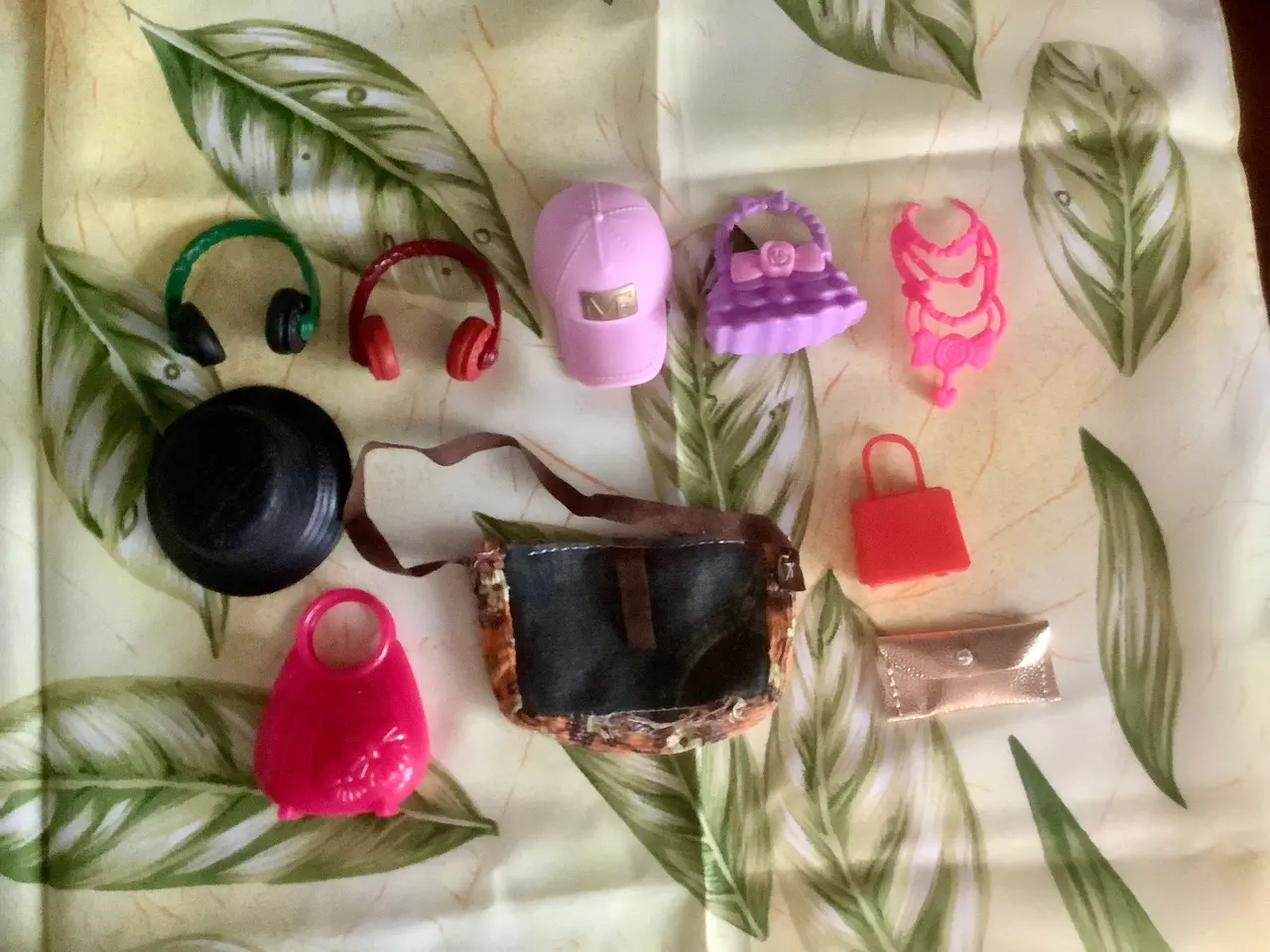 Billede 5 - Barbie med tøj og tasker m.m.