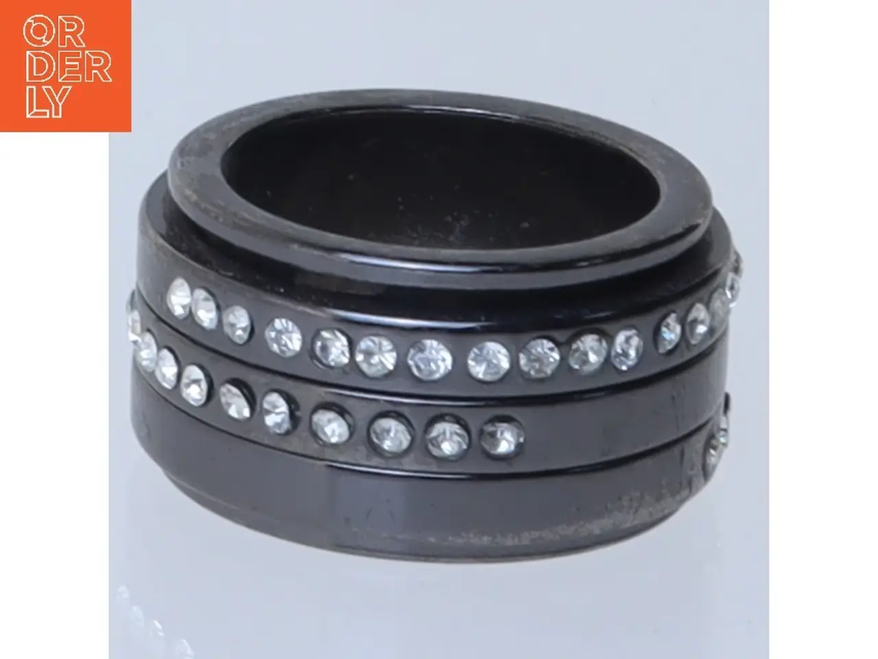 Billede 1 - Sort ring med sten (str. 50 mm)