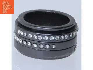 Sort ring med sten (str. 50 mm)
