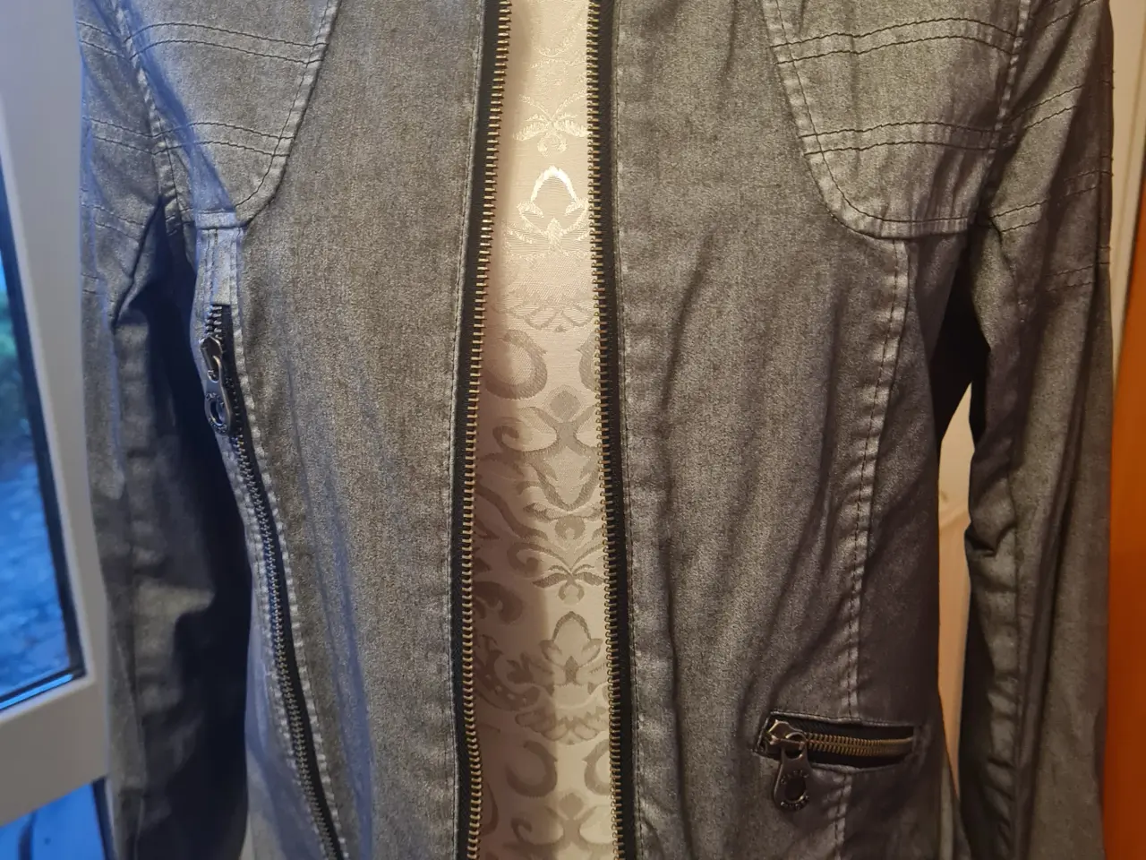Billede 2 - Ny denim jakke str S 36