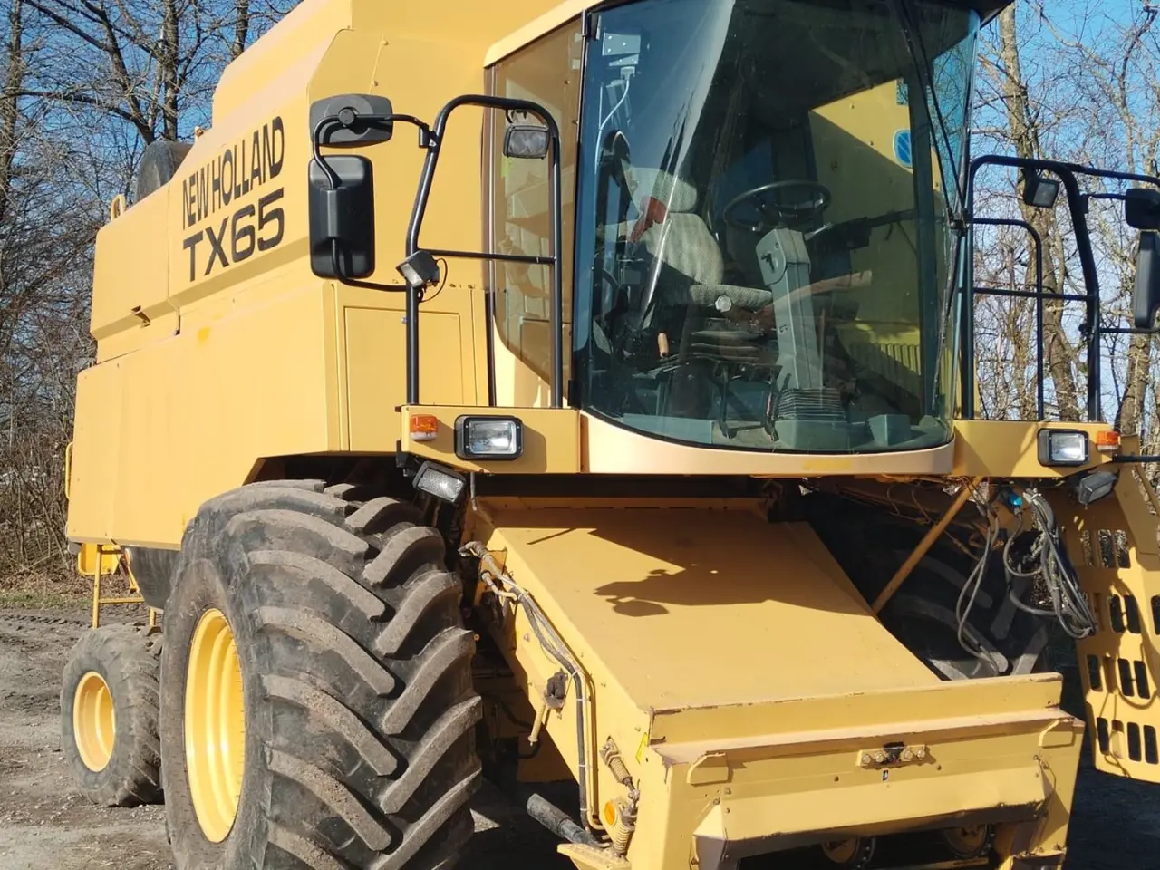 Billede 5 - New Holland TX 65 SLH TX65 med selvopret soldkasse, 17 fods skærebord, snitter, Årg 1998, 3236 tærsketimer og 4036 motortimer , 800-65/32 hjul 405 baghjul