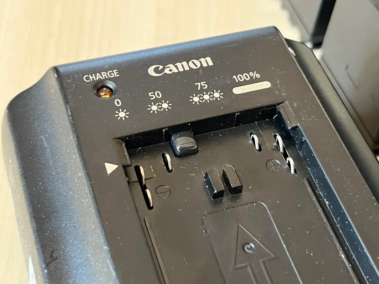 Billede 4 - Oplader og 8. Stk. Canon batterier