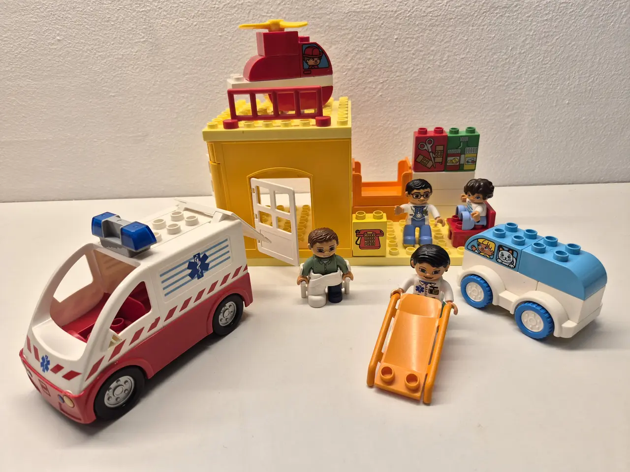 Billede 1 - Duplo Hospital med figurer og køretøjer