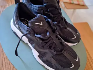 Nikesko - størrelse 43 - aldrig brugt.