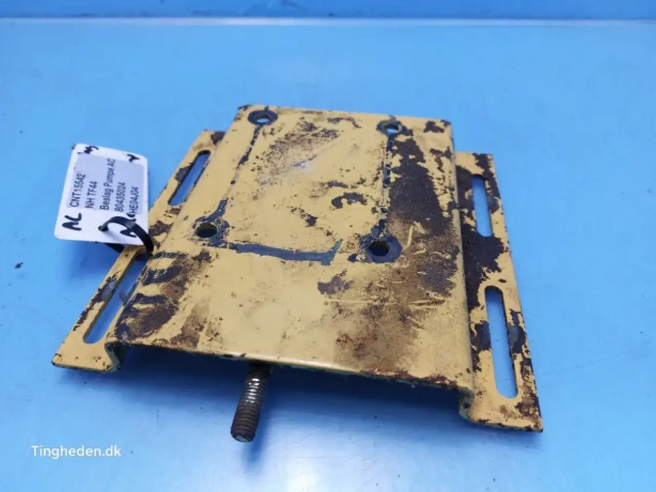 Billede 6 - New Holland TF44 Beslag AC Pumpe 80435024