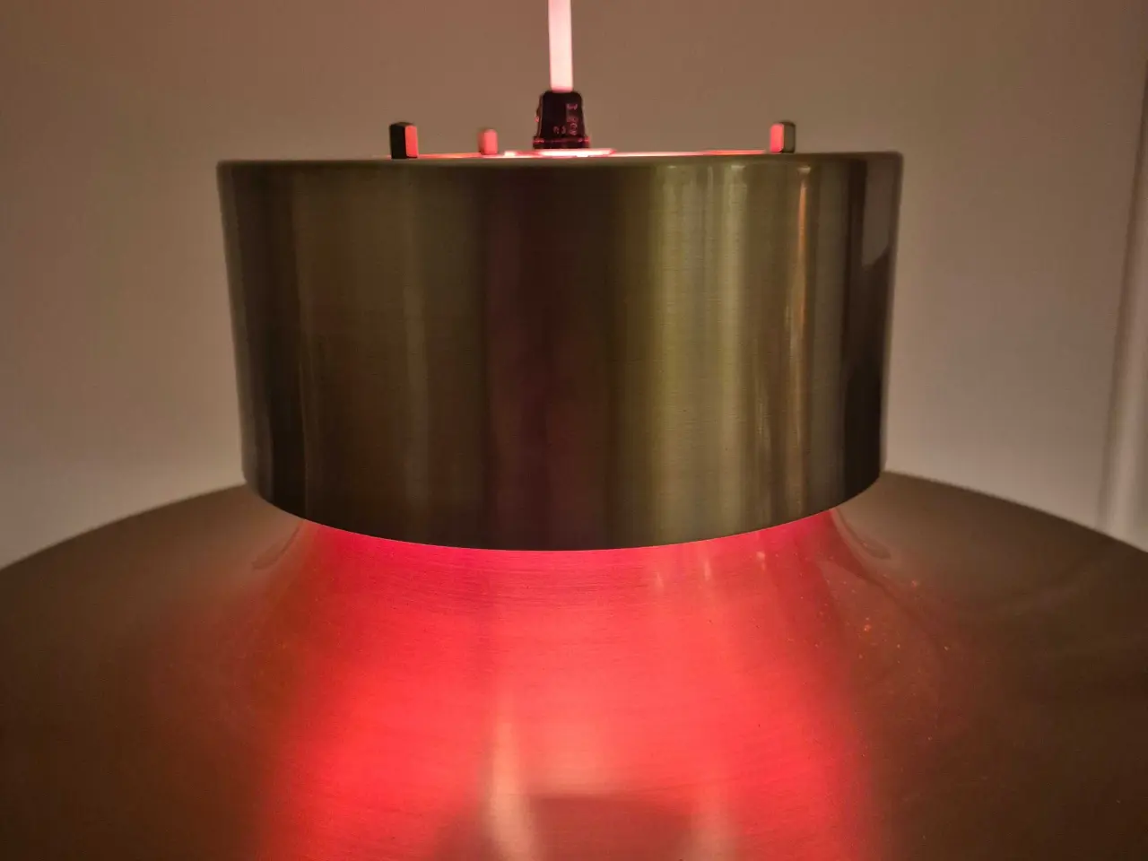 Billede 10 - Velholdt messinglampe med varm kontrastfarve