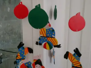 uro med klovne af træ