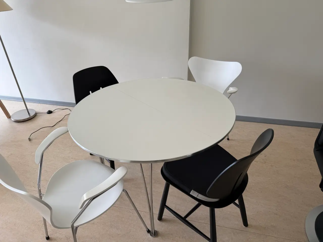Billede 1 - 2 hvide Arne Jacobsen 7'er stole med armlæn