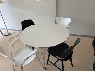 2 hvide Arne Jacobsen 7'er stole med armlæn