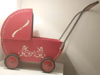 Gammel rød træ dukkevogn med sjældent mønster.
