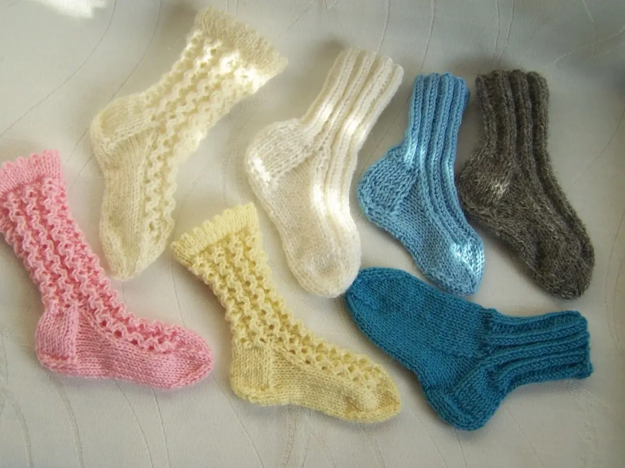 Billede 1 - Hjemmestrikkede strømper til baby