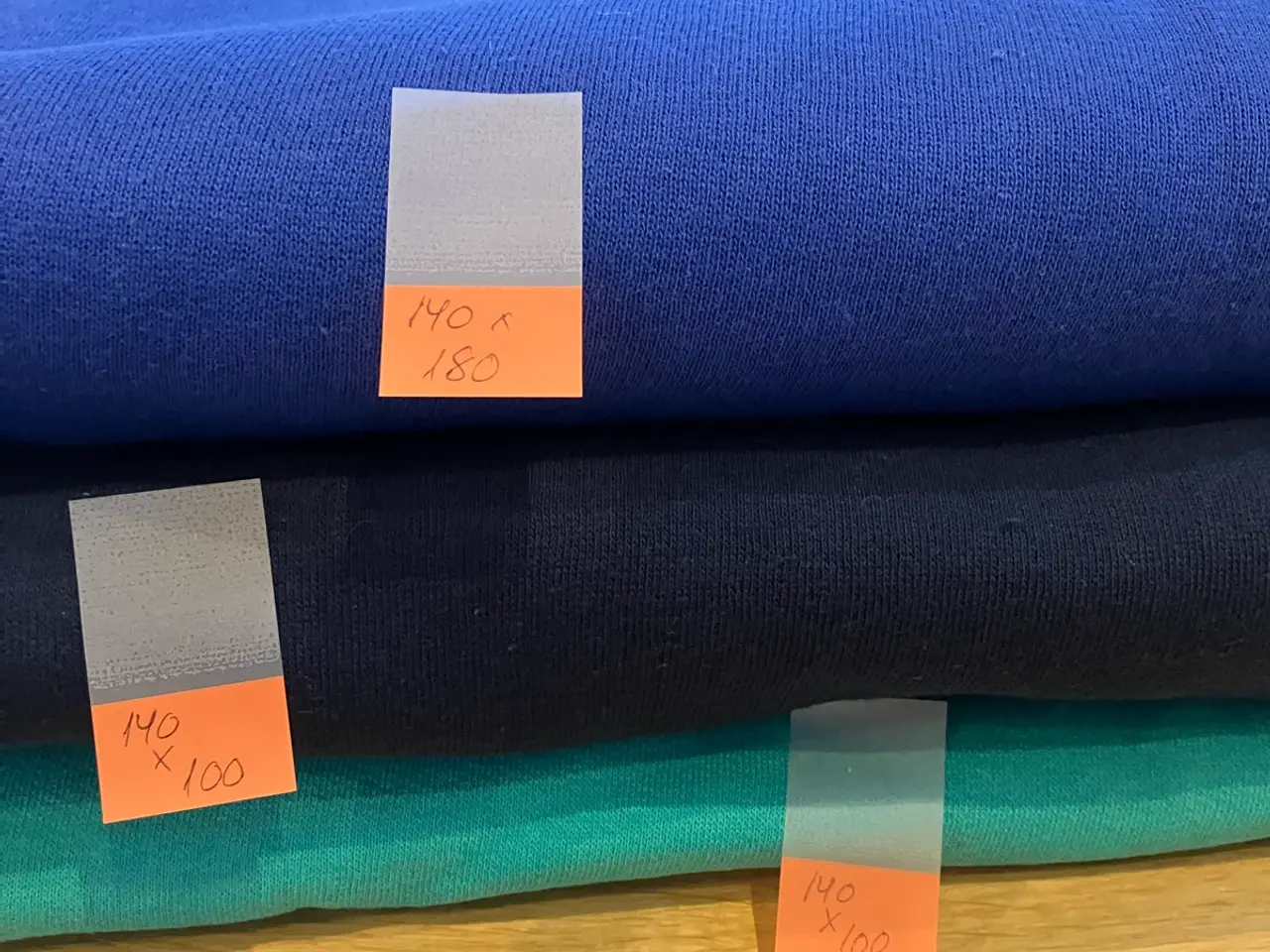 Billede 2 - Store stykker stof til mange stykker tøj