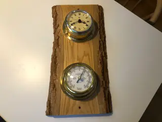 Skibsur og barometer i messing på planke