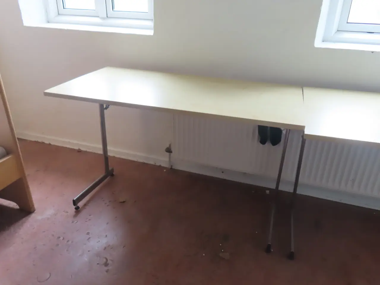 Billede 4 - Indhold på værelse af bord, køjeseng, skab mv.