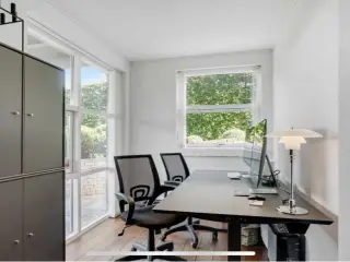 Skrivebord med hæve sænke funktion