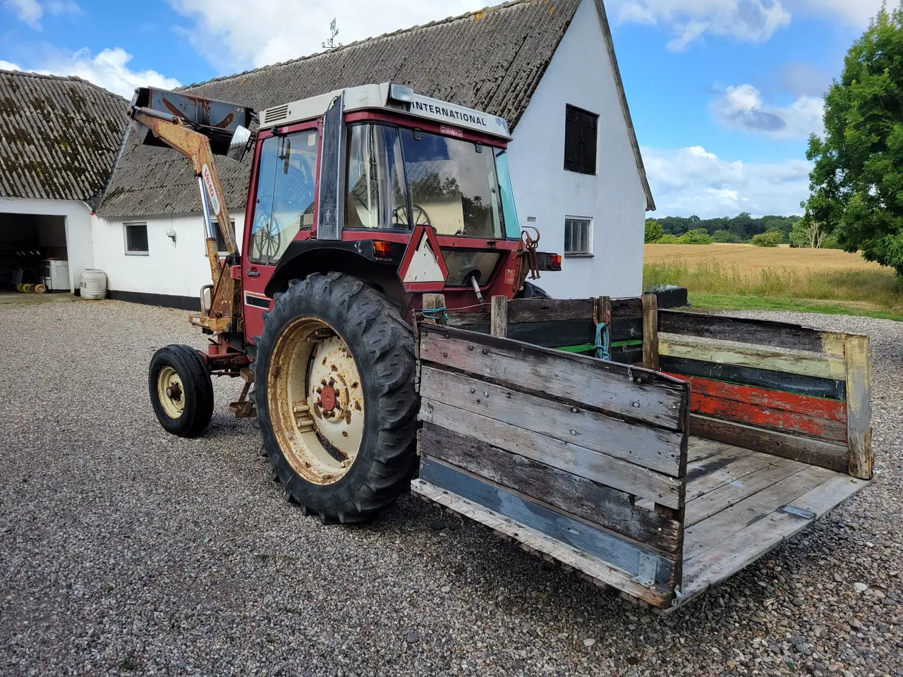 Billede 6 - Traktor IH 685 XL  – påhængsvogn og redskaber