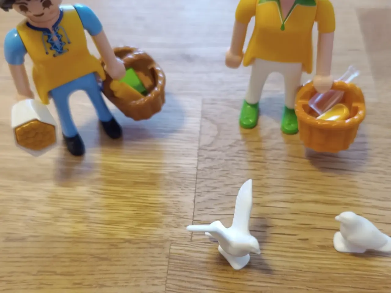 Billede 1 - Playmobil piger på udflugt fodrer fugle