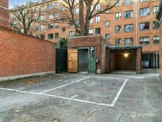 Garage med tilhørende p-plads på Dr. Abildgaards Allé