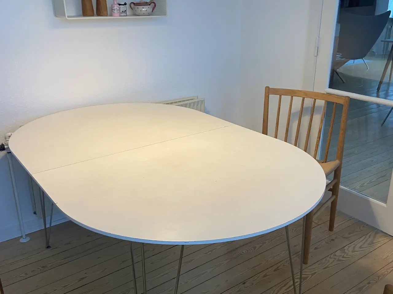 Billede 1 - Klassisk spisebord med stålben