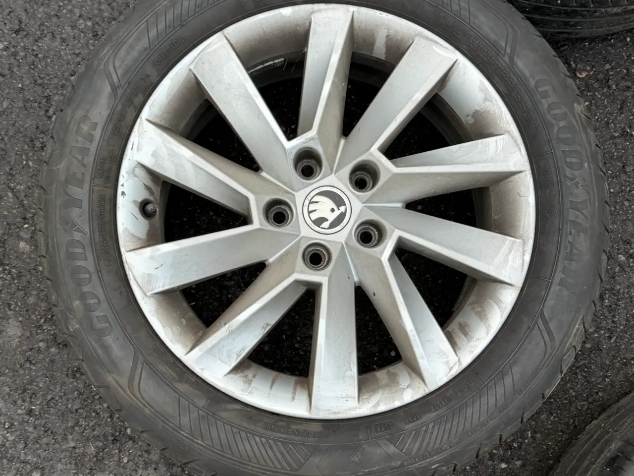 Billede 4 - Skoda alufælge til salg . Sommer dæk på