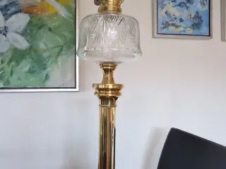 Olielampe med en højde på 90 cm.